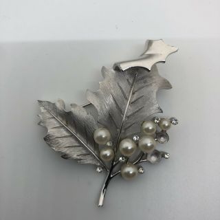 Pretty Vintage Signed Crown Trifari Silvertone And Faux Pearl Brooch