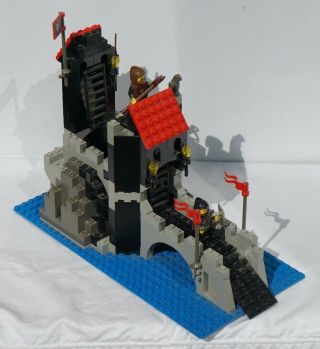 Lego | 6075 | Vintage | Castle | Wolfpack | Wolfpack Tower | 4 Mini Figs