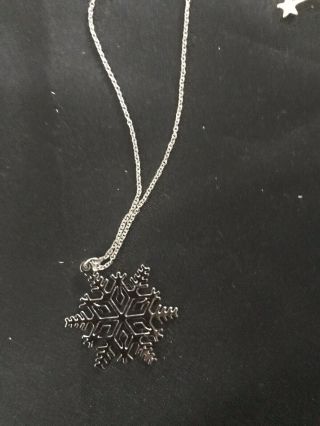 VTG Silver Tone AVON Snowflake Necklace & Earrings Set 4
