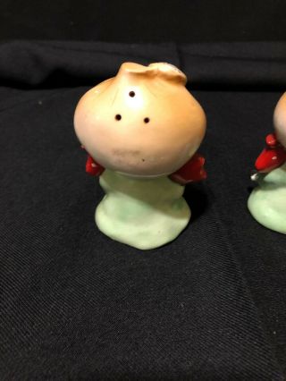 vintage anthropomorphic salt and pepper shakers Onion Violin Players 5