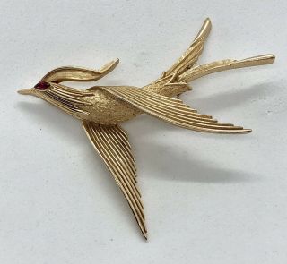 Vintage Signed Crown Trifari Gold Tone Brooch Pin Bird In Flight Red Stone Eye