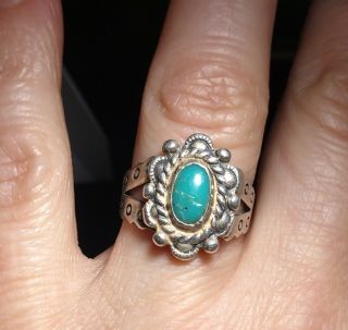 Vtg Petite Sterling Silver Old Pawn Green Turquoise Ring W Arrow Designs Sz 4.  5