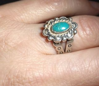 VTG PETITE STERLING SILVER OLD PAWN GREEN TURQUOISE RING W ARROW DESIGNS SZ 4.  5 2