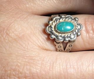 VTG PETITE STERLING SILVER OLD PAWN GREEN TURQUOISE RING W ARROW DESIGNS SZ 4.  5 3