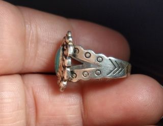 VTG PETITE STERLING SILVER OLD PAWN GREEN TURQUOISE RING W ARROW DESIGNS SZ 4.  5 4