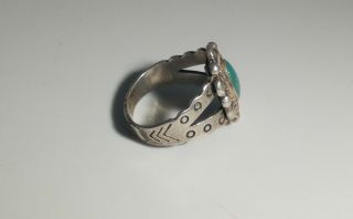 VTG PETITE STERLING SILVER OLD PAWN GREEN TURQUOISE RING W ARROW DESIGNS SZ 4.  5 5