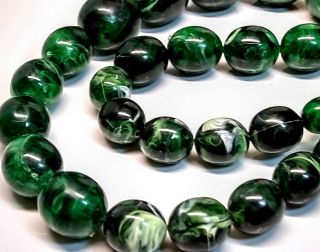 Vintage Plastic Lucite Green Swirled Graduated Beaded Necklace Strand 4