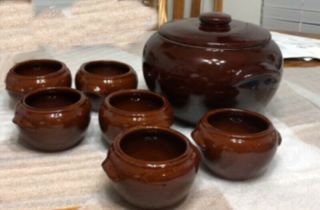 Vintage Usa Pottery Large Brown Bean Pot W/ 6 (4oz) Bowls