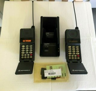 Vintage Set Of 2 Motorola Flip Cell Phones W/charging Stand 1 - Powers On Plus,