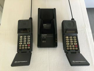 Vintage set of 2 Motorola Flip Cell Phones W/Charging Stand 1 - powers on plus, 2