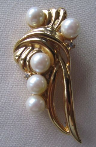 Vintage Gold Tone Signed Richelieu Brooch With Faux Pearls And Rhinestones