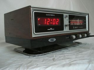 Vintage Zenith Model H472w Solid State Am/fm Alarm Clock Radio Well