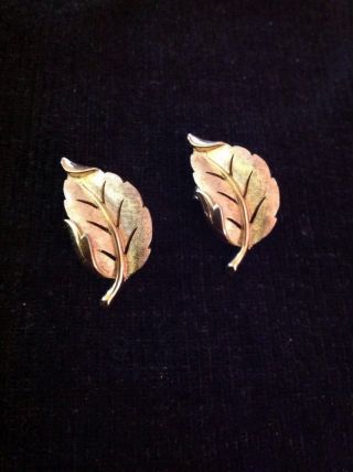 Vintage Crown Trifari Gold Tone Textured Leaf Clip Earrings