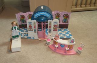 Vtg Ginny Vogue Doll & Sweet Shop Doll House Store Playset Storage Carry Case