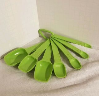 Vintage Tupperware Measuring Spoons 7 Pc Set Apple Green Complete On Ring