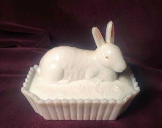 Vintage Westmoreland Milk Glass Bunny Rabbit On A Covered Dish