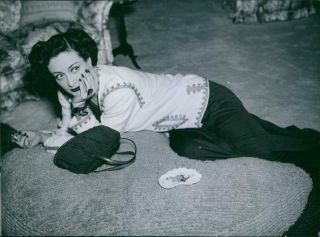 American Film And Television Actress,  Joan Crawford Smoking.  - Vintage Photo