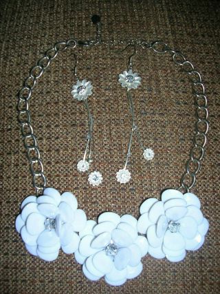 Vtg.  White Plastic Flower Link W/rhinestone Center /silvertone Necklace/earrings