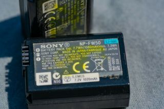 2x Sony NP - FW50 W - Serie Lithium Akku (7,  2 V,  1020mAh) schwarz 2