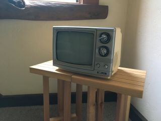 Vintage Sr 1000 Series 9 Inch Vhf/uhf Television Model 401 50060450 Mfr:1986