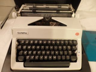 Vintage 1971 Olympia Sm8 Portable Typewriter & Case Made In Germany