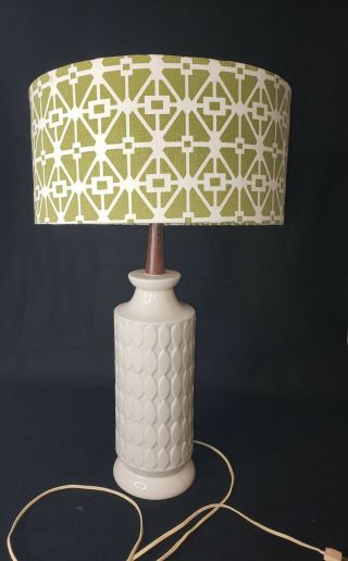 Vintage Mid Century Modern Teak And Ceramic Table Lamp W/shade.