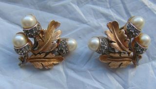 Vtg Crown Trifari Gold Tone W/ " Pearls " Rhinestone Flowers Clip - On Earrings