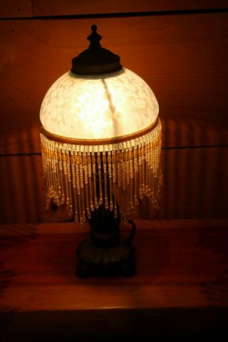 VINTAGE ART DECO MORNING GLORIES TABLE LAMP WITH FROSTED GLASS WITH BEADED SHADE 5