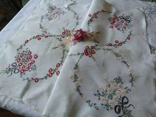 Vintage Embroidered Quality Tablecloth=exquisite Trailing Flowers & Garlands