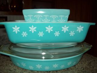 Vintage Pyrex Turquoise Snowflake 1.  5 Qt Oval Divided Casserole Dish W/ Lid,  1