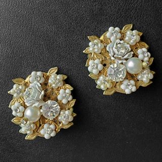 Unsigned Leru Vintage Gold Tone Flower Leaf Pearl Rhinestone Clip Earrings 193