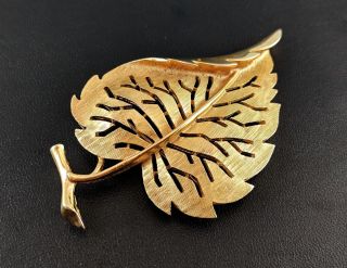 Lovely Vintage Jewellery Retro Gold Tone Trifari Crown Leaf Brooch Signed