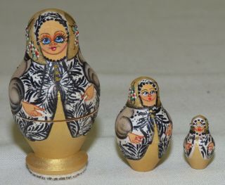 Vtg 3 Pc Miniature Russian Wood Nesting Matryoshka Doll Set Signed Hand Painted 2