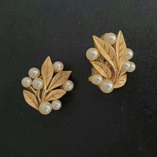 Signed Crown Trifari Vintage Gold Tone Leaf Flower Pearl Clip Earrings T91
