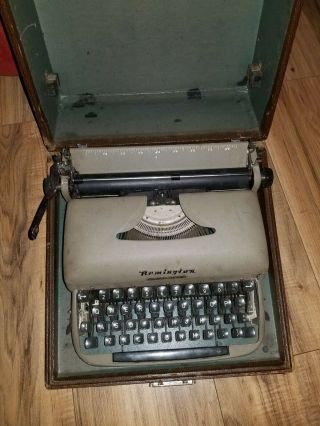 1958 Vintage Remington Travel - Riter Portable Typewriter W/ Case