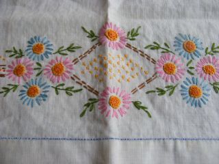 VINTAGE HAND EMBROIDERED DOILY DRESSER/TABLE SCARF 17 X 26 