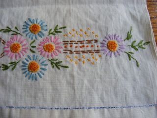 VINTAGE HAND EMBROIDERED DOILY DRESSER/TABLE SCARF 17 X 26 