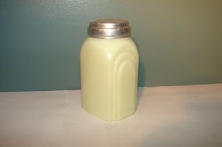 Vintage McKee Custard Flour Shaker Roman Arch Ex.  Cond.  4 - 1/4 