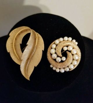 2 Vintage Signed Crown Trifari Swirling Gold Tone Faux Pearl Brooch Pin and leaf 7