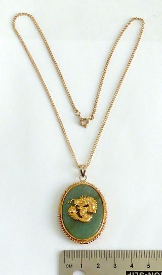 A VINTAGE 1980s GOLD TONE DRAGON & PEARL PENDANT NECKLACE WITH PALE GREEN JADE 3
