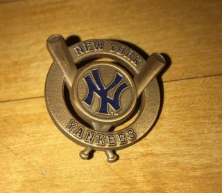 Rare Vintage 2000 York Yankees Pin Hat/lapel Baseball Bat Mlb Metal