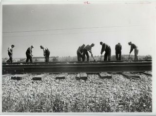 Eddie Adams Vintage 1970 Railroad Workers Along The Mississippi Press Photo
