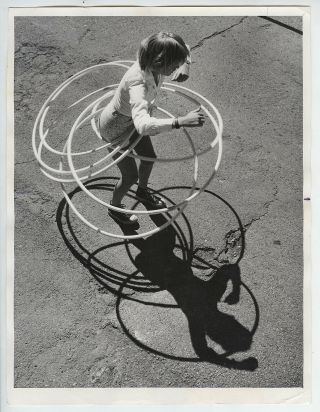Vintage 1976 Incredible Modernist View Girl Hula - Hooping W/shadows Press Photo