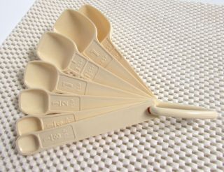 Vintage Tupperware 7 Pc Plastic Measuring Spoon Set Plus Ring Cream Color