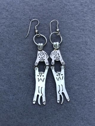 Lovely Vintage Mexico Taxco 925 Sterling Silver Cats Play Dangle Earrings