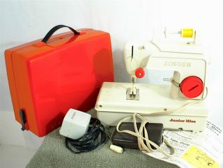 Vintage Singer Junior Miss Sewing Machine 67b