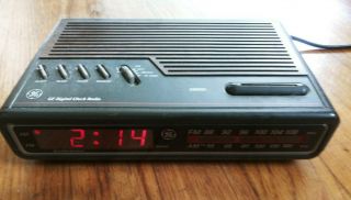 General Electric Model 7 - 4612a Ge Am/fm Alarm Clock Radio Woodgrain Vintage