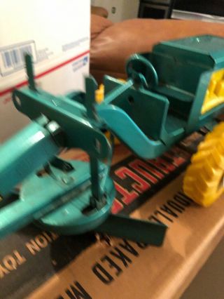 VINTAGE STRUCTO ROAD GRADER WITH YELLOW WHEELS AND ENGINE Box 6