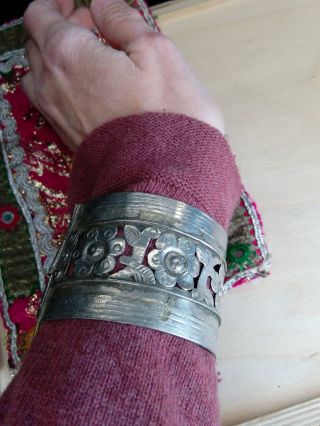 Vintage Afghan Kuchi Tribal Bracelet Flower Designs Ethnic Metal Cuff 7 " Wrist
