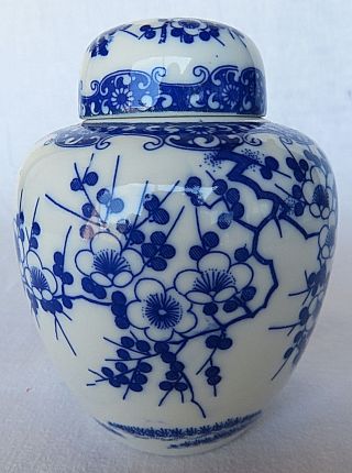 Vtg Chinese Blue & White Porcelain Lidded Ginger Jar Vase China 5 " Tall